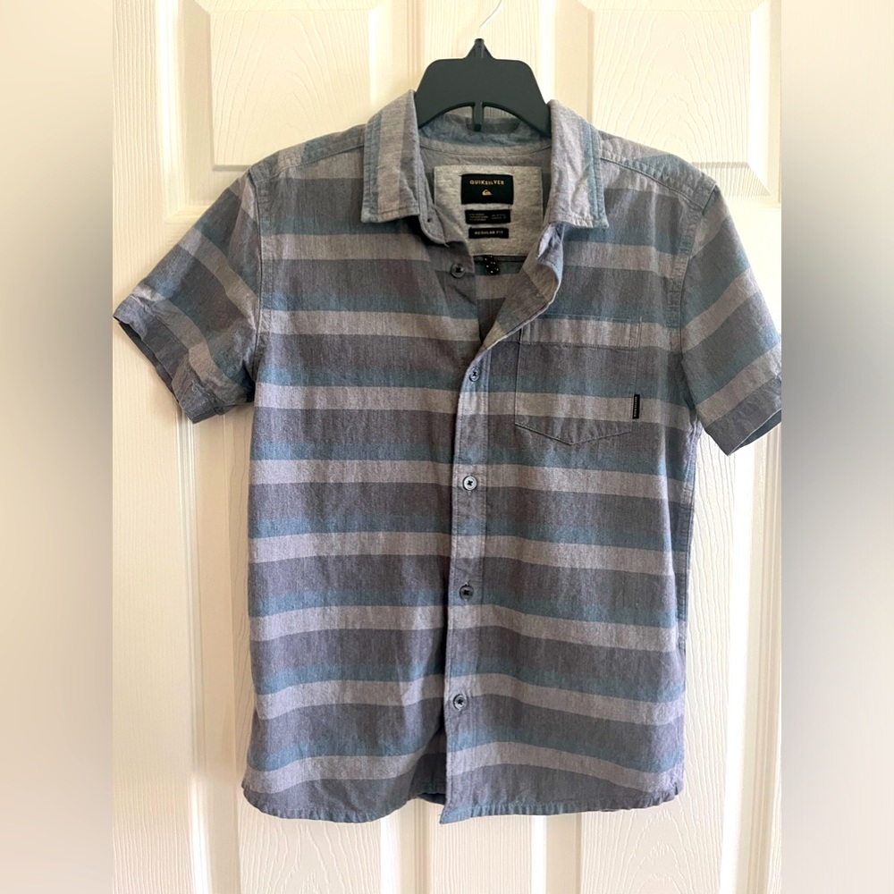 Quiksilver BIG boys button-down shirt. Small in EXCELLENT condition‼️Grey & blue